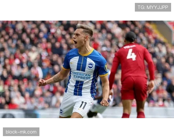 特罗萨德伪九号与边锋角色切换的战术多样性解析